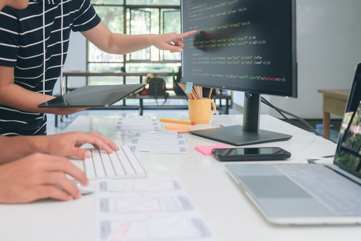Webdesigner besprechen eine Website