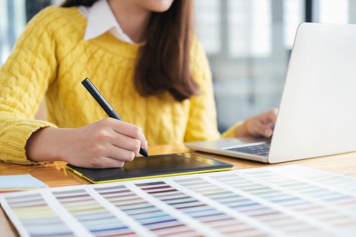 Webdesignerin designt eine neue Website