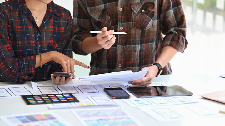 Webdesigner besprechen eine responsive Website