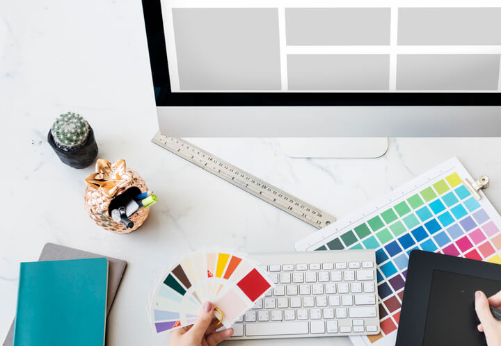Webdesigner sucht färben für eine Webseite aus