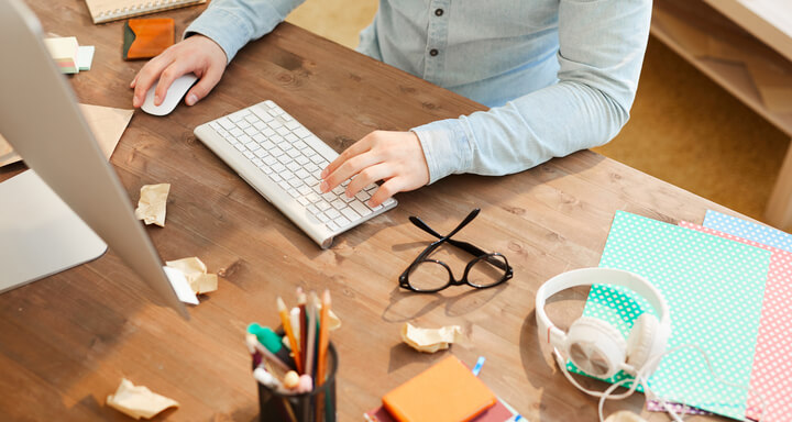 Webdesigner arbeitet an einer Webseite mit zerknütterten Papier auf dem Tisch