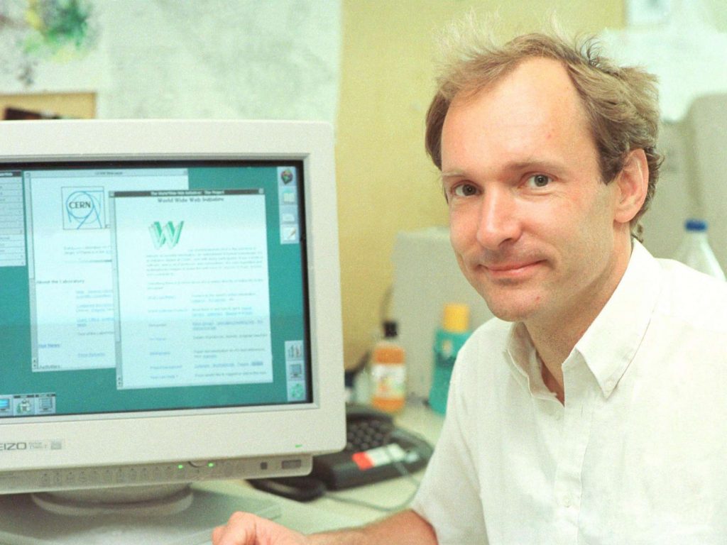 Was ist eine Website - Tim Berners Lee vor seinem Computer