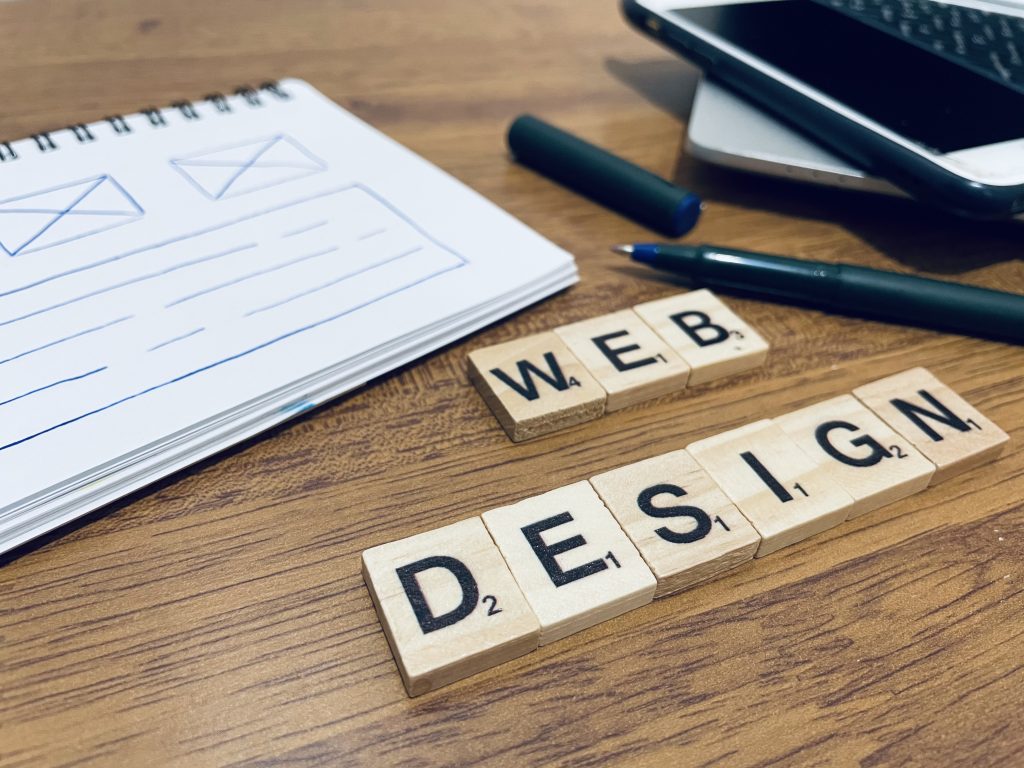 "Web Design" geschrieben auf Holzblöcken