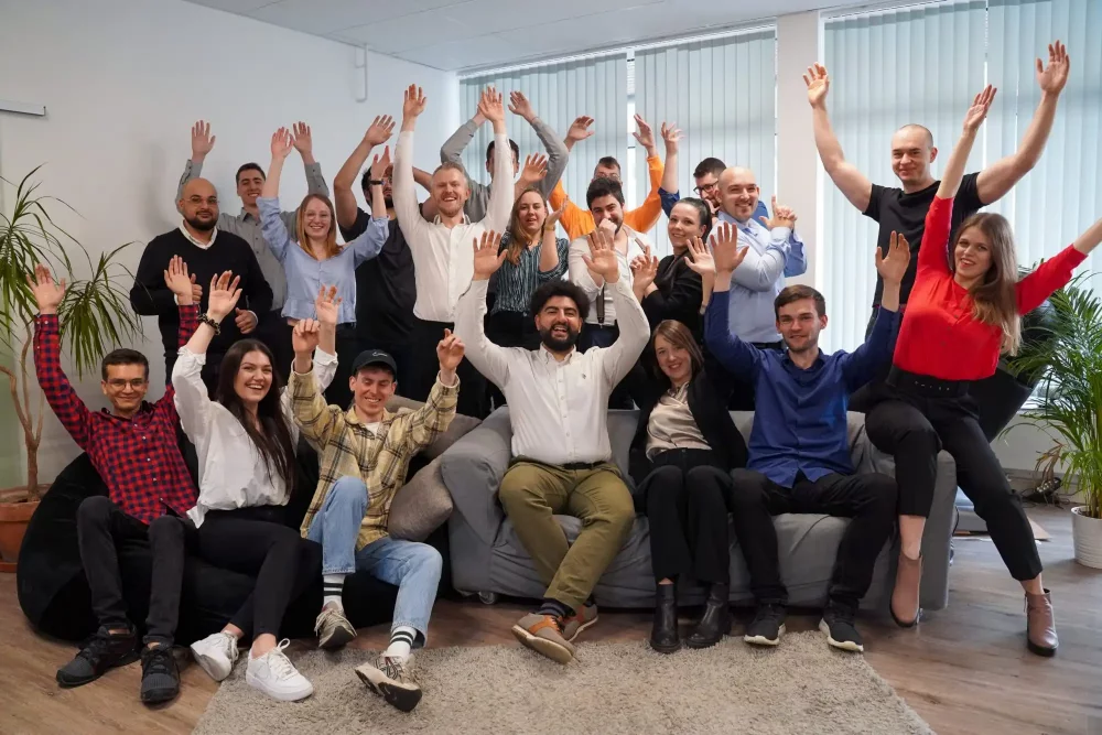 Ein Team von Webdesignern hebt die Arme