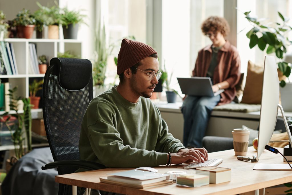 Webdesigner am arbeiten im Homeoffice