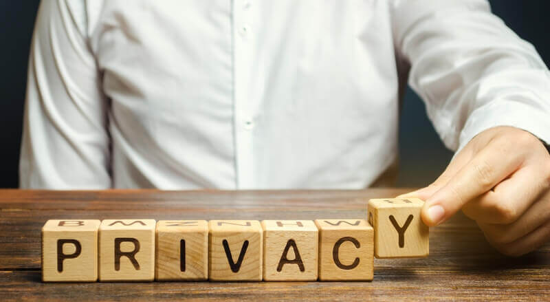 "privacy" aus Holzklötzen zusammen gelegt