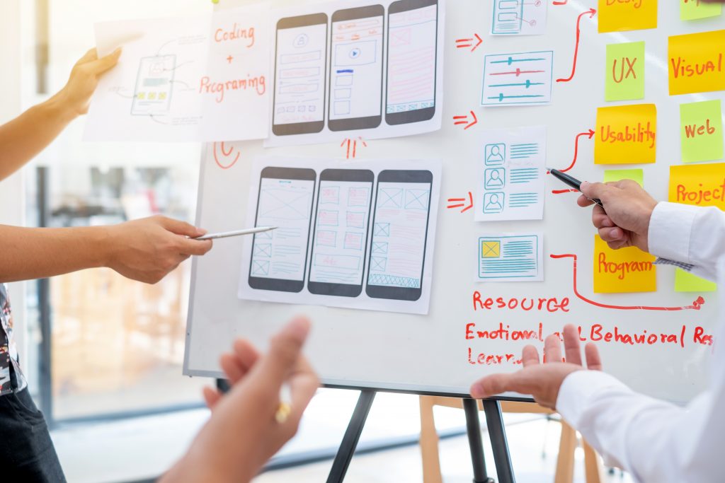 Grafikdesigner überlegen sich einen Plan