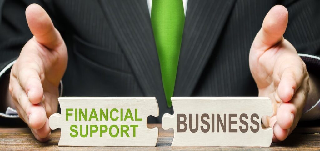 finanzielle Unterstützung und Business als passendes puzzle nebeneinander