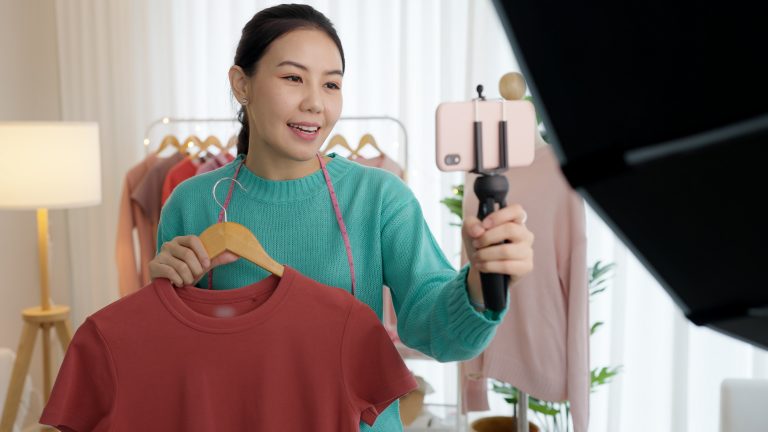 Influencerin erstellt Social Media Werbung