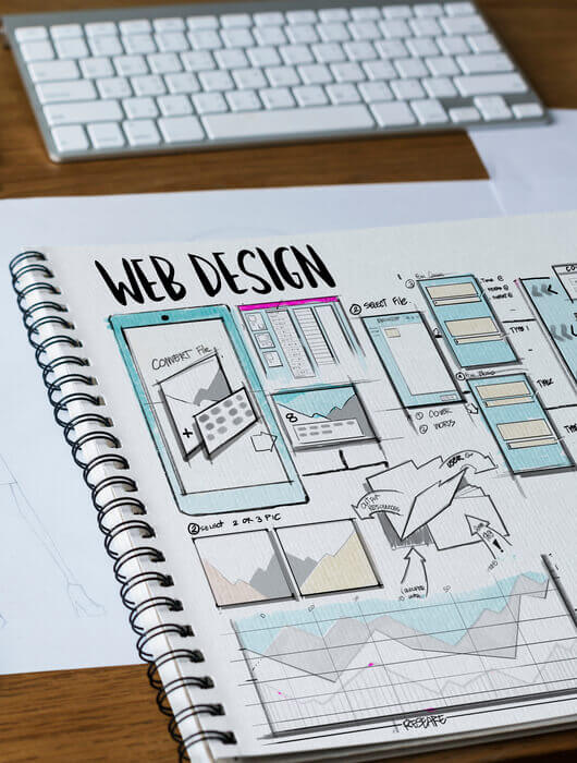 Web Design Planung und Skizzen auf Papier