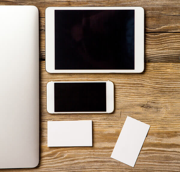 Laptop, handy und iPad ästhetisch nebeneinander