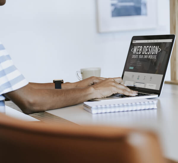 Junger Mensch arbeitet am computer in Office