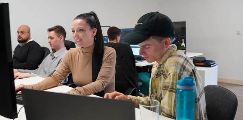 Team von Webseitenschmied zusammen am arbeiten und austauschen