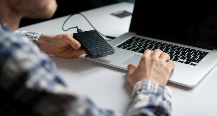 Arbeiten und Übertragung von Daten auf den Computer