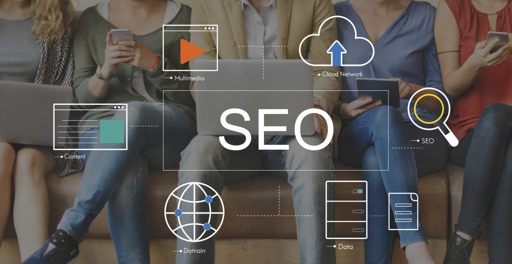 SEO Eigenschaften sind in einer Grafik vor Menschen mit digitalen Endgeräte