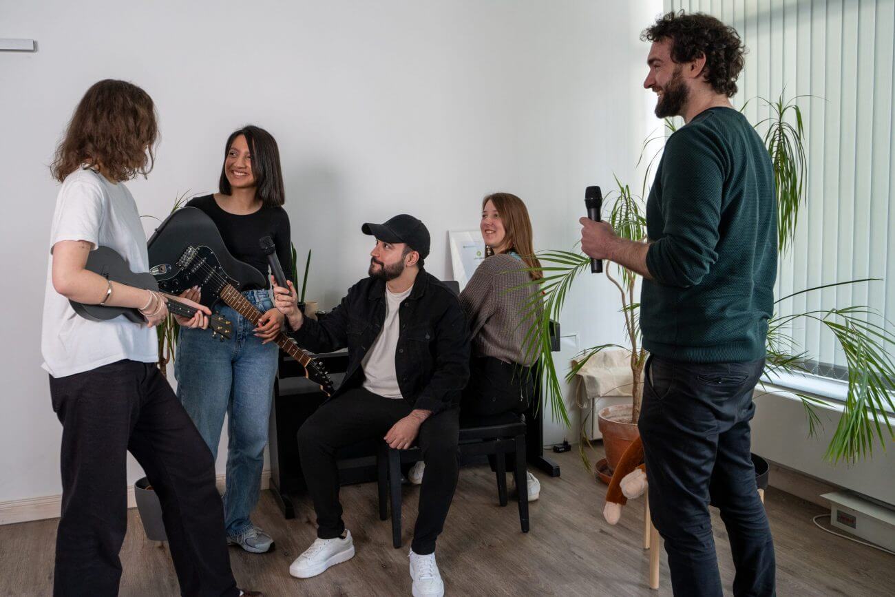 gutes Arbeitsverhältnis, viele Mitarbeiter im Büro am lachen