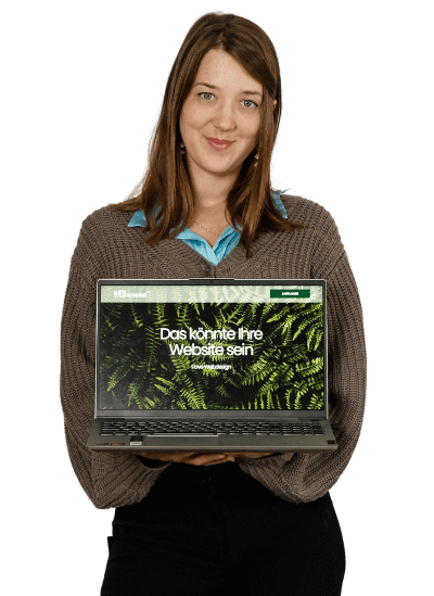 CEO von Webseiten-Schmied hält Laptop, welcher eine landing page mit der Schrift "Das könnte Ihre Website sein" zeigt.