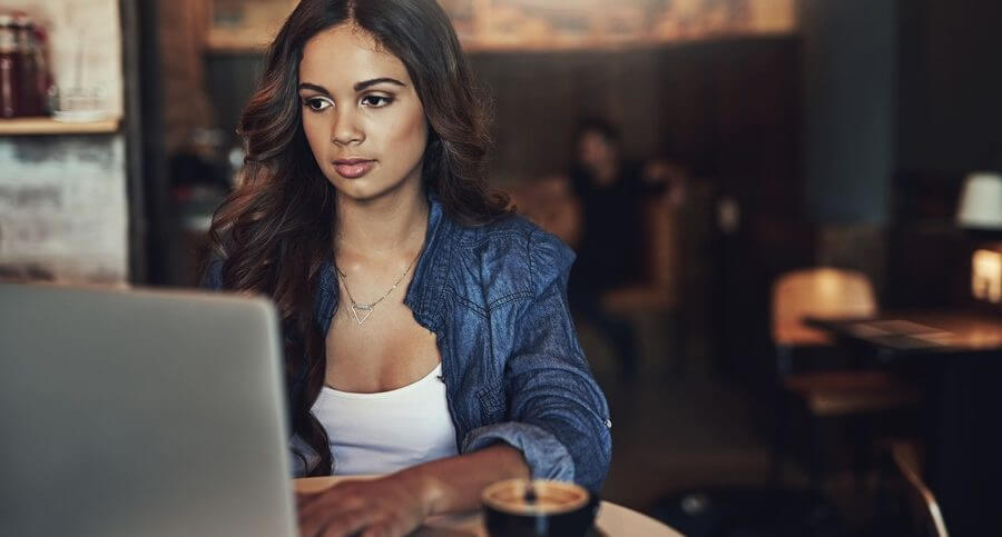 Junge Frau beim WordPress Website erstellen