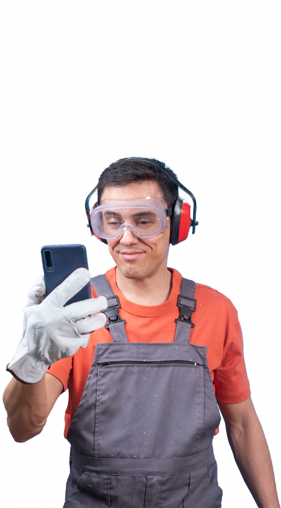 Handwerker mit Smartphone in der Hand schaut sich responsives Design an.